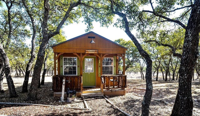 Cozy Western-Style Cabin with Dark-Sky Stargazing near Mountain Home, Texas