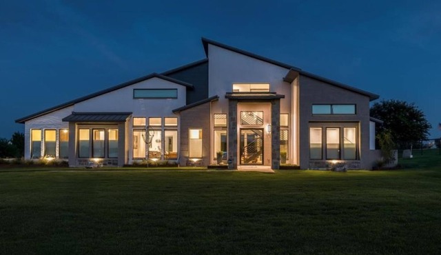 Create amazing memories in contemporary 2024 Lake Retreat with Pool & Hot Tub.