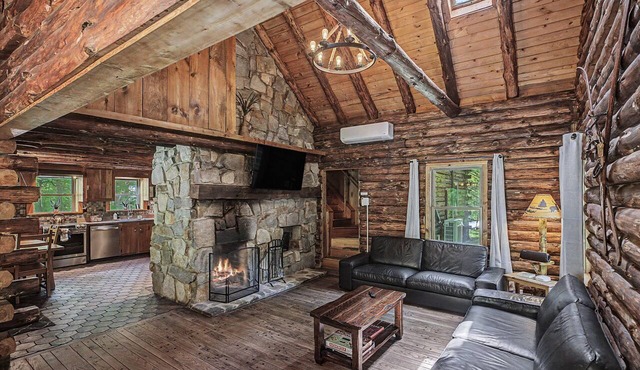 Creekfront Rustic Log Cabin in Bushkill