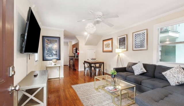 Cute 2bed 1.5ba Townhouse 10min walk to French Q with free gated parking