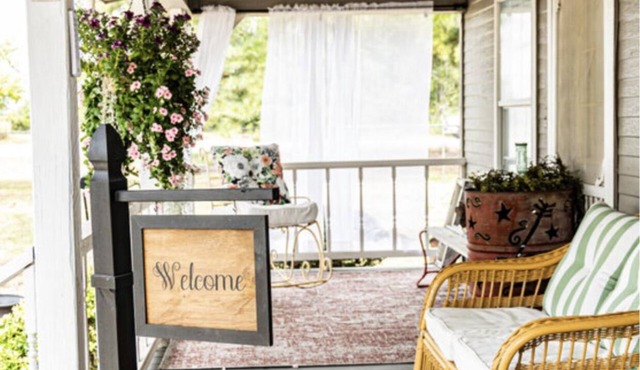 Cute and cozy cottage in Atoka, home of Reba’s Place.