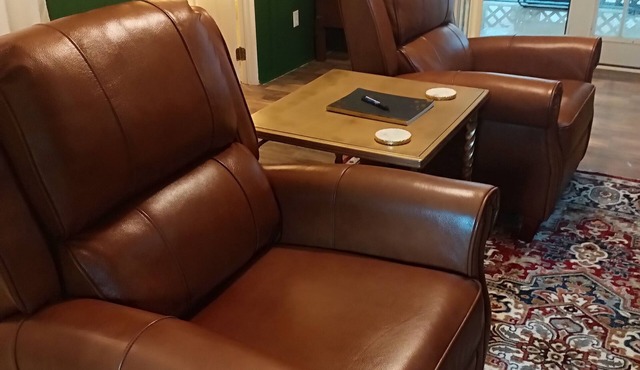 CUTE CABIN WITH HOT TUB, WIFI AND ROKU. QUEEN BED CLOSE TO RATCLIFF LAKE