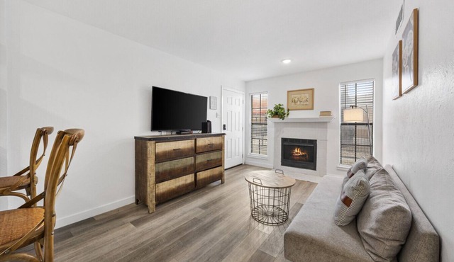 Cute & Contemporary 1 Bed Apt! Easy Pool Access!