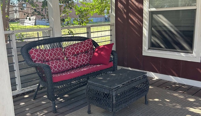 Cute Red 1-bedroom cottage in San Marcos. Dog friendly. Room Service