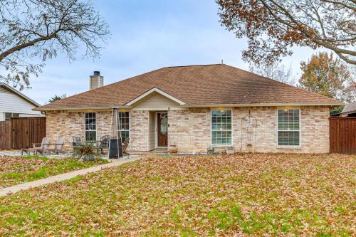 Dallas Area Home w/Hot Tub, Families Welcome!