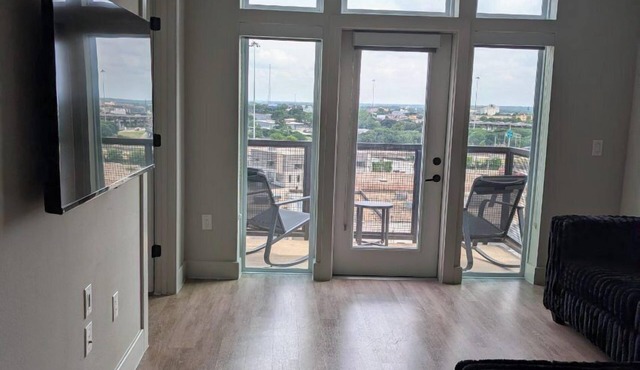 Deep Ellum Luxury Loft - Prime Walkable Location