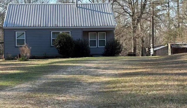 Delightful 3-bedroom farmhouse in charming Dry Prong with AC