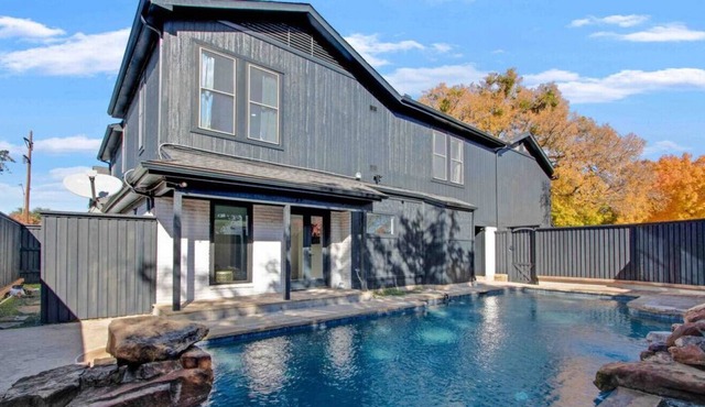 Deluxe Home in upscale Dallas w/ Pool and Hot Tub