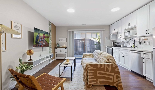 Designer Daylight Basement: Near Edmonds Downtown in Edmonds