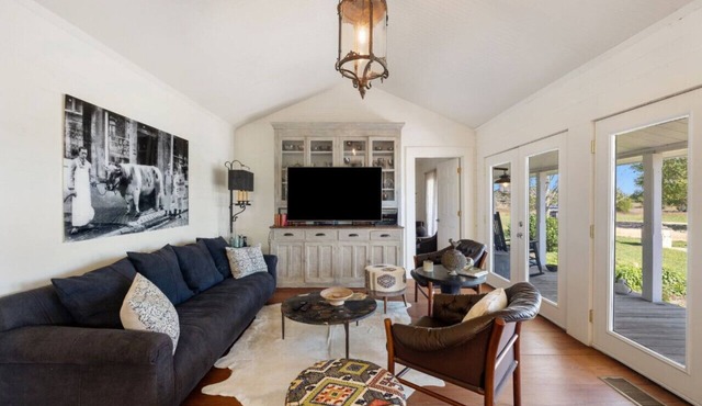 Designory Round Top home, scenic views & pond!