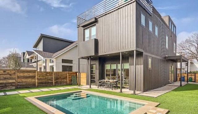 Dip into the 512 Experience! 6 BDRMS W/Pool Mins to DT
