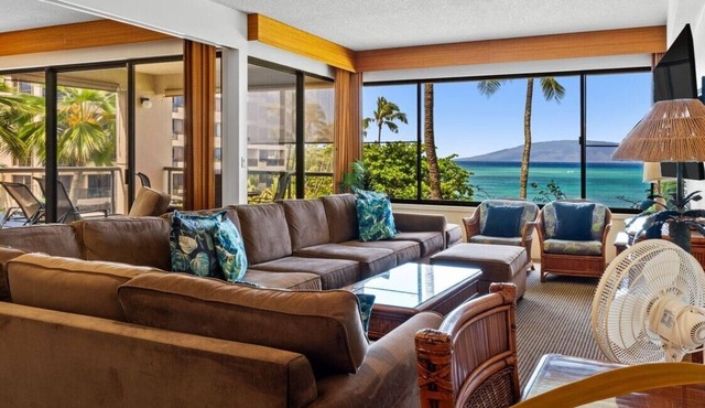 DIRECT BEACHFRONT 3BR 2BA! INCREDIBLE VIEWS! Sleeps up to 10! AC! in Lahaina
