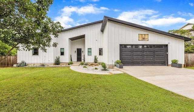 Dog-friendly home with pool, grill, central AC, & Washer/Dryer