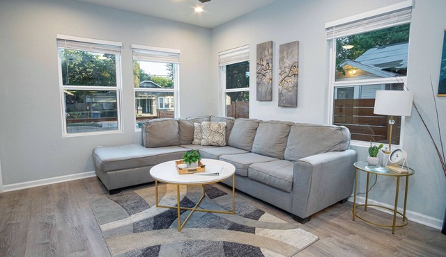 Don't Miss Dynamic 4br/2ba Near Jolly Riverwalk