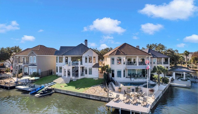 Double Diagonal Bay: Lakefront Luxury with Concierge Services in Horseshoe Bay