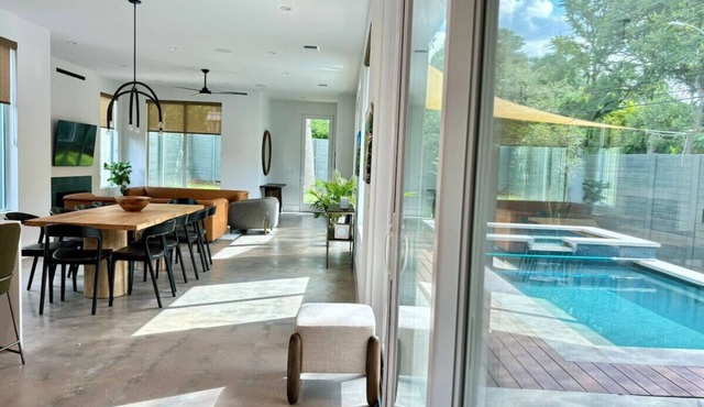Downtown 6 bedroom house with pool. Walk to ACL