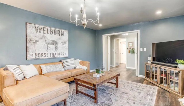 Downtown Hico home, just steps away from shopping!