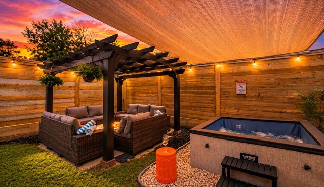 Downtown | Hot Tub, Fire Pit, Games & Movies