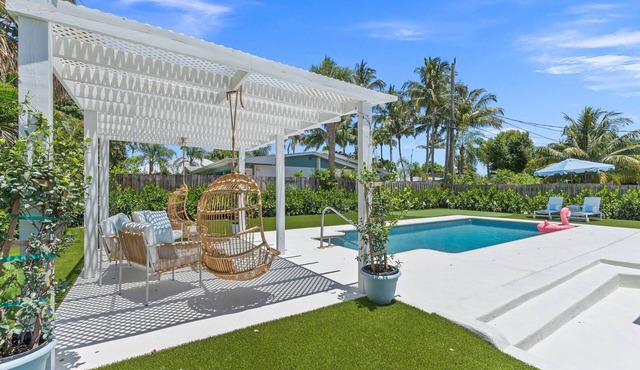 🌴 Downtown Stuart’s Blue Palm Villa🌴 -3 🛌/2🛀 Pool Home w/putting green⛳️ in Stuart