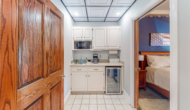 Downtown suite with central air conditioning, WiFi - near everything