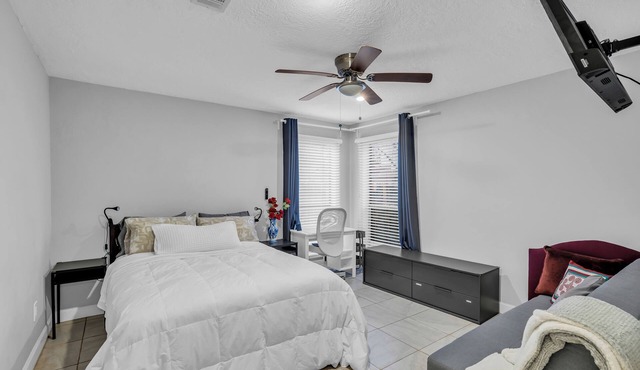 Dream Home!Bright & Spacious 2 Bedroom Bungalow-Garage-Huge Park-Medical Centers