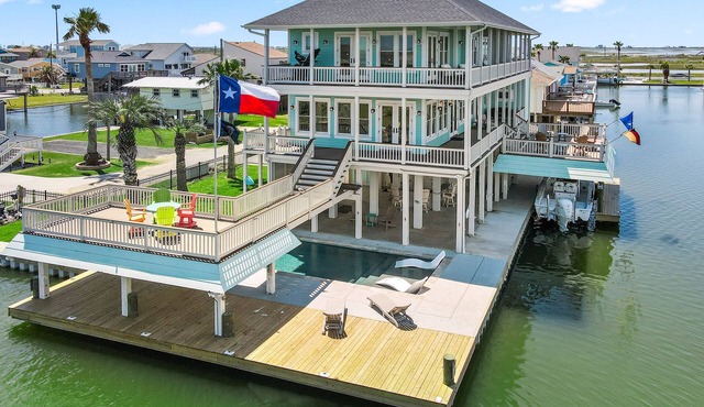 Dreams Float! - Expansive Decks, Pool, Elev, 2 Masters - Canal w Epic Views