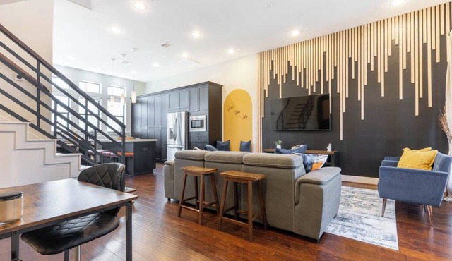 EADO ROOFTOP City View+Major international sporting event VIBES, walk to GRB and Toyota Center.
