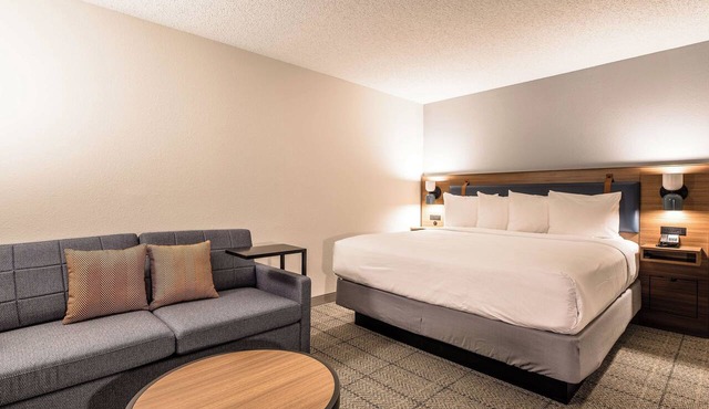 Easily-Accessible Hotel! Outdoor Pool, Close to Galleria Dallas, Pets Allowed!