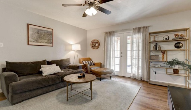 East Austin 3BR 5 miles to downtown/UT stadium/Moody/SXSW. Large yard, pets Ok.