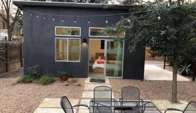 East Side Bungalow Backhouse