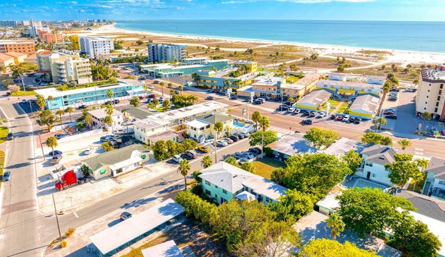 easy access to beach, large family retreat, huge outdoor area in Treasure Island