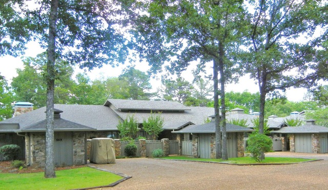 Eden Isle Condo, 2 BR/2B sleeps 8, close to Inn, Marina, Lake & golf