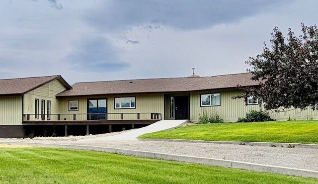 Elevated Elegance with Golf Course Access & Panoramic Valley Views in Hamilton