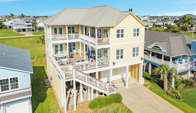 Elevator, Deck-Level Hot Tub, Game Room, Pet Friendly, Easy Walk to Beach