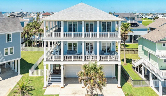 Elevator, Hot Tub, Great Gulf Views, 3rd house from Beach, Great Family Getaway!