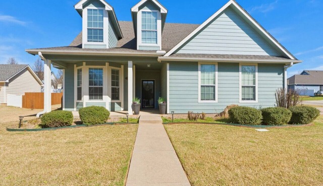 Emily House | 3 King Beds | Pet Friendly