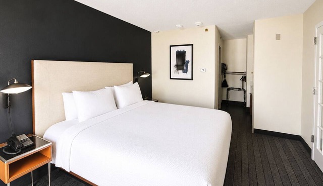 Enjoy Privacy in an Inviting Room Room Near Gulfgate Shopping Center - 4.9 miles in Houston