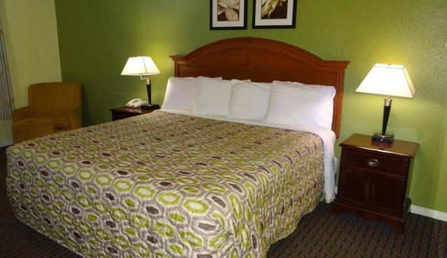 Enjoy Relaxing Stay Perfect for Friends or Couples Discovering Houston Together