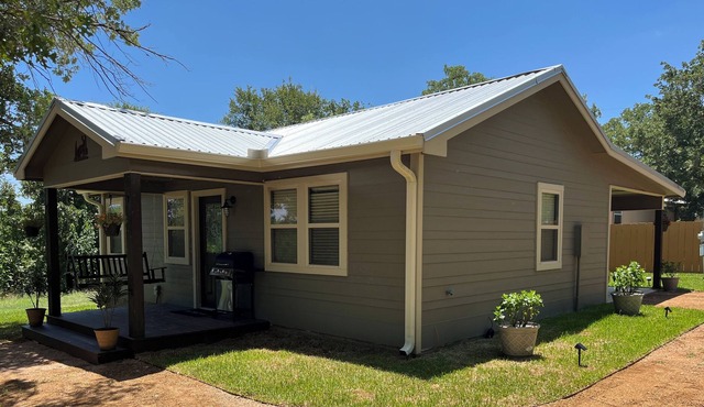 Enjoy some R&R at this cozy cabin! Conveniently Located between Austin&Bastrop! in Cedar Creek
