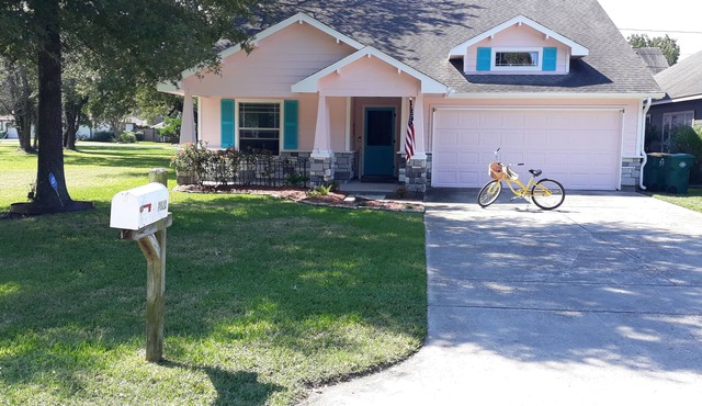 Entire 3 bedroom/2 bathroom cottage.enjoy the beach, near NASA, UHCL, Kemah!