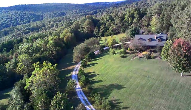 Entire 70 acre private Ozark Mountain Retreat. Sleeping room for TEN guests!