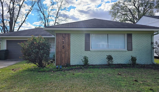 Entire home in the Broadmoor area of Shreveport Louisiana. 4 beds and 1 bath