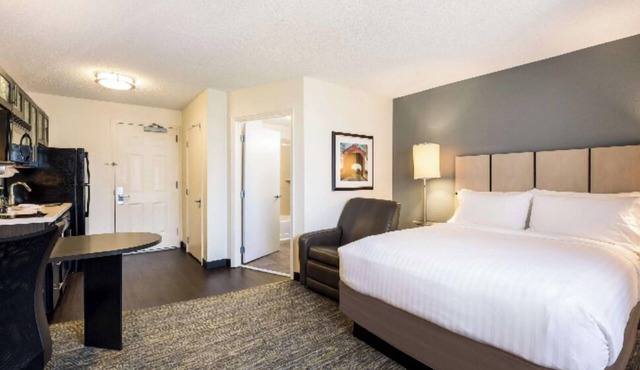 Excellent Choice! Spacious and Pet-friendly Unit with Fully-equipped Kitchen!