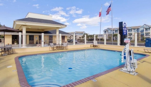 Explore Port Aransas + King Bed, Outdoor Pool, Free Breakfast in Ingleside