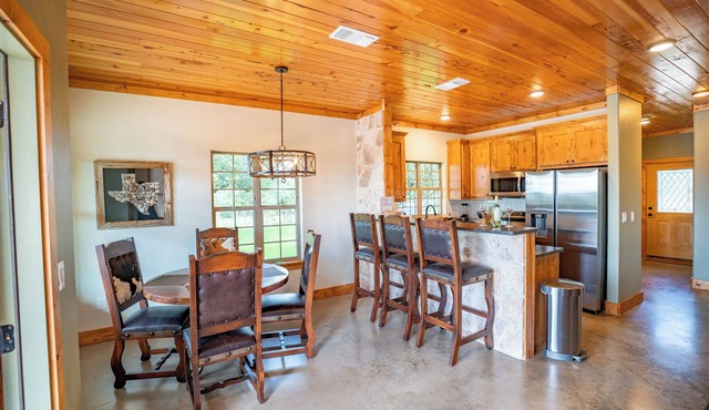 Exquisite Hill Country Cottage-Giraffe and wildlife experiences
