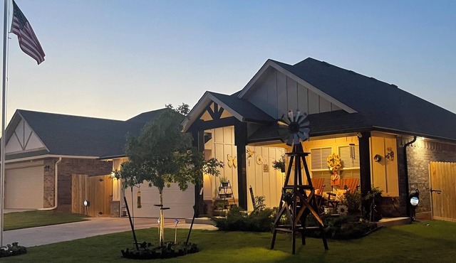 Exquisite Rustic & Serene Lovely Home! Close to Yukon, Mustang, and Airport in Oklahoma City