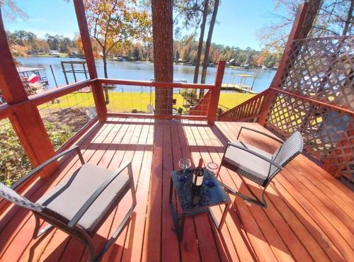 Familia Ball Lakehouse on Private Lake sleeps 8
