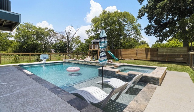 Family friendly Coastal Getaway w/pool. 5 Minutes to Kemah Boardwalk!