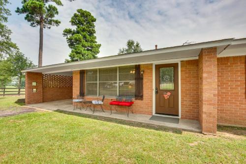 Family-Friendly De Kalb Getaway w/Fire Pit!