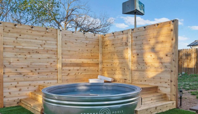 Family-Fun Ready! Pool Table, Cowboy Pool & BBQ Mins to Mueller Lake, UT Stadium